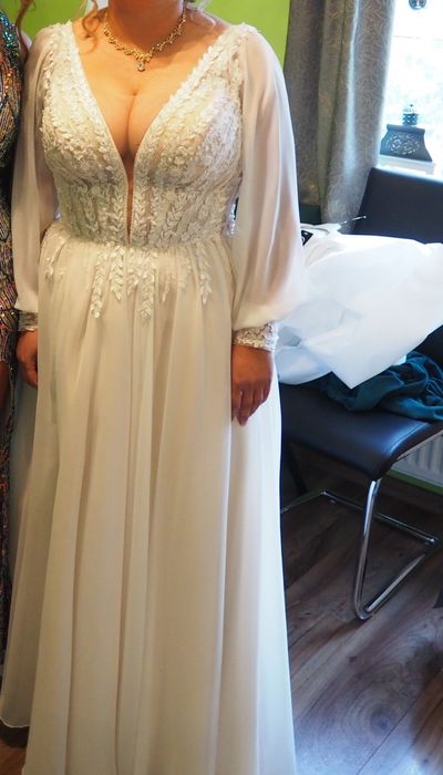 Suknia ślubna z bolerkiem i welonem