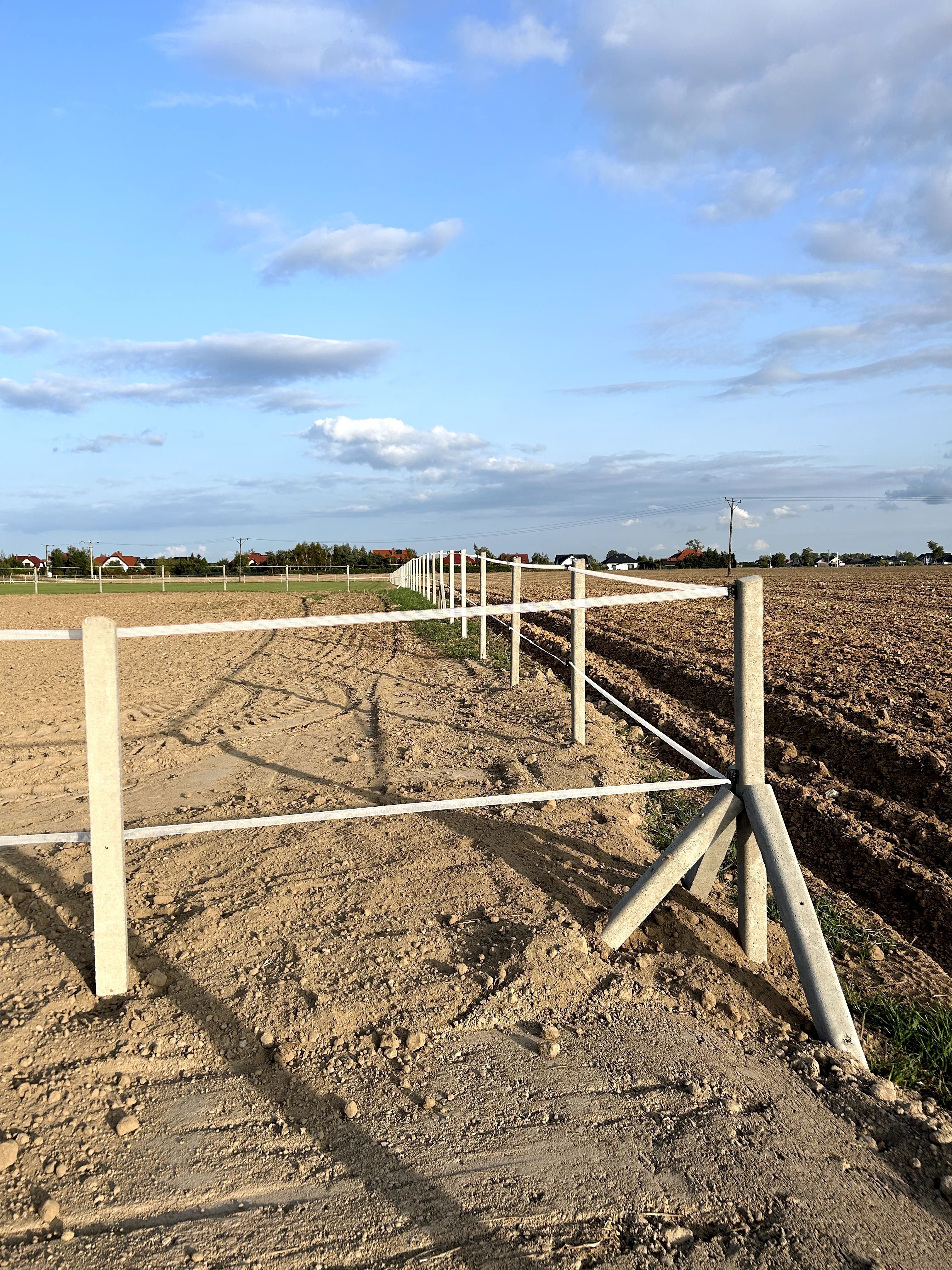 Słupki betonowe pod siatkę leśną 220cm