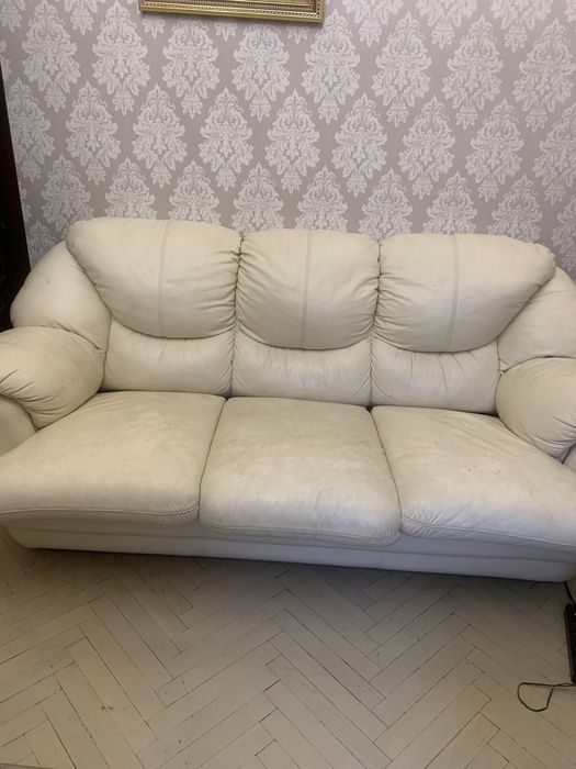 Диван кожаный бежевый
