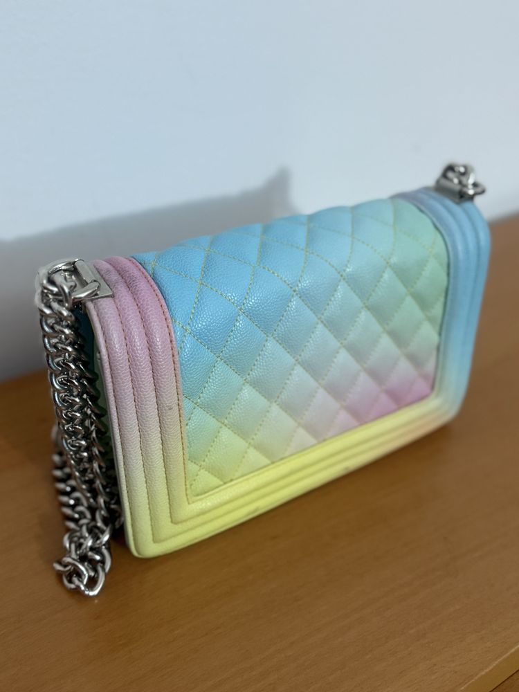 Bolsa colorful , com corrente prateada em alça