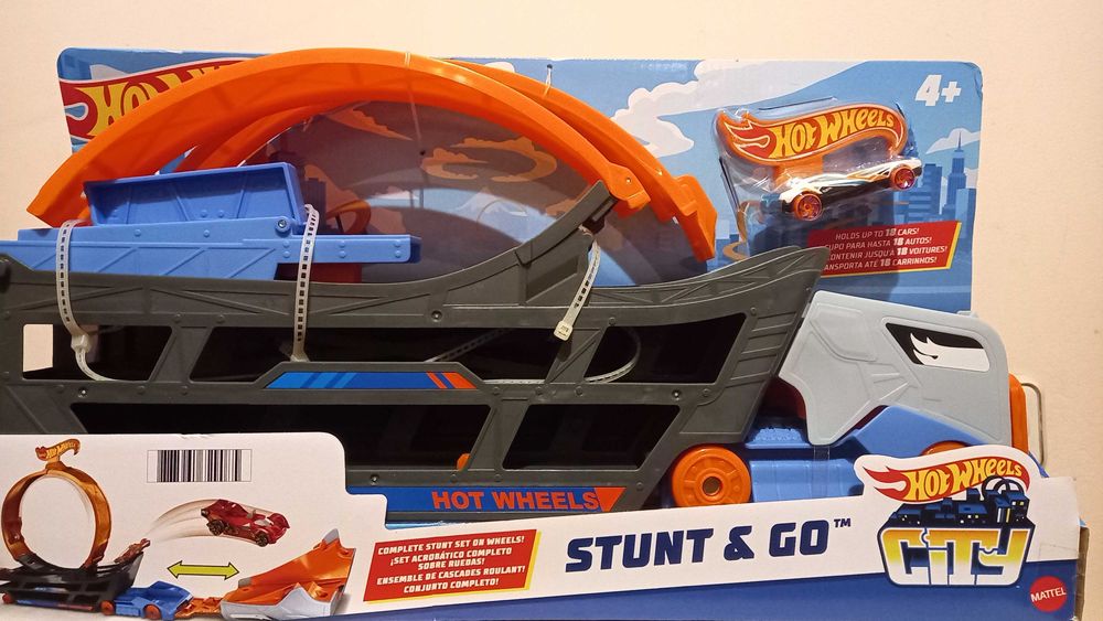 Хот вілс автовоз з треком Stunt&go