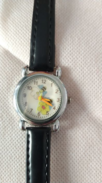 Vários relógios, adulto e criança