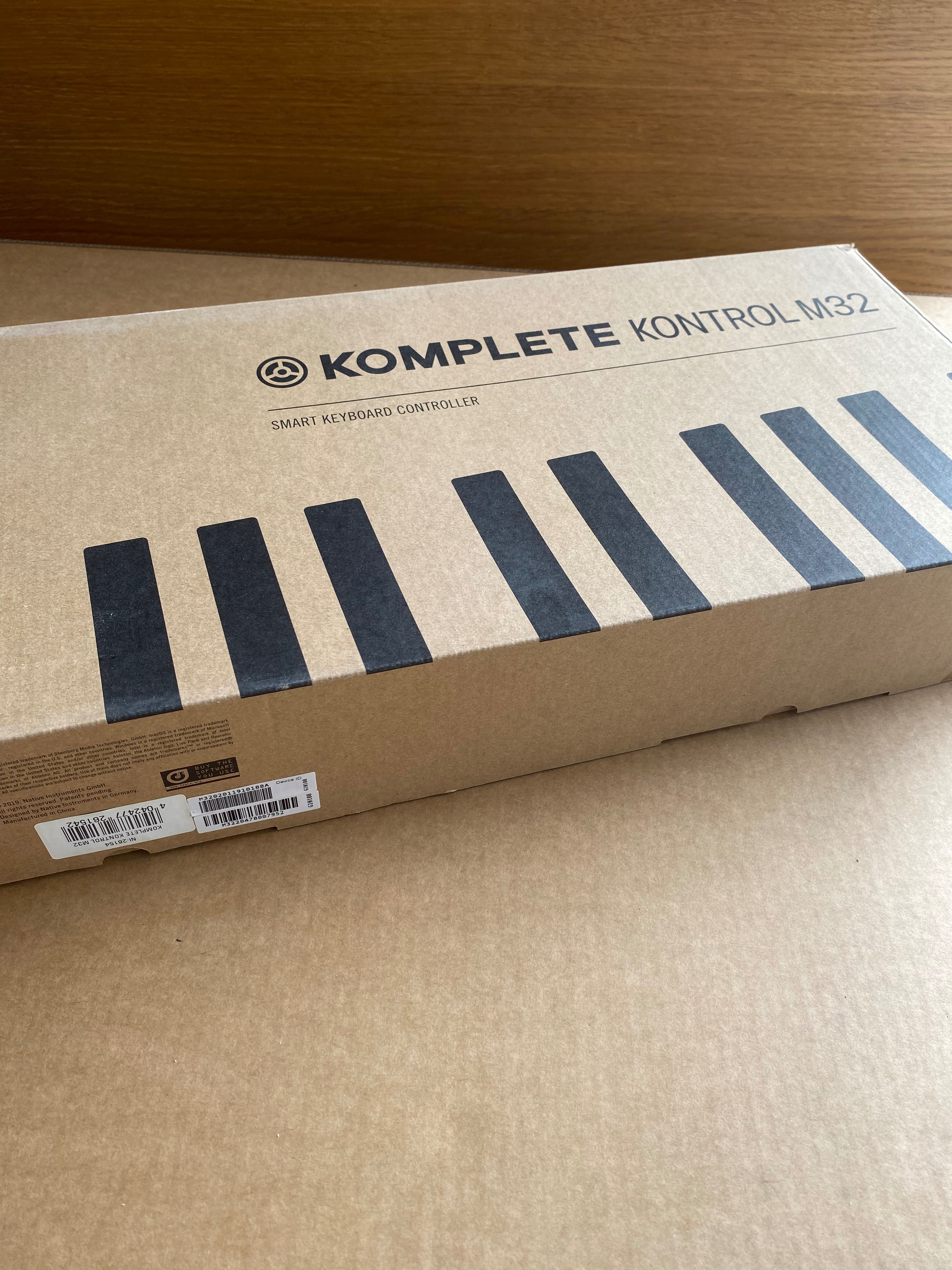 NI Komplete Kontrol M32 (novo, em caixa)