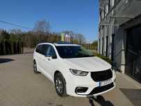 Wynajem Chrysler Pacifica Limited z gazem 4x4 BUS minivan 7 osobowy