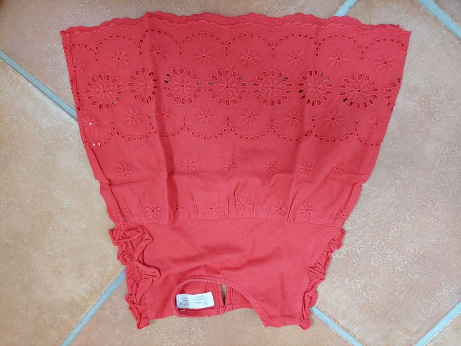 Várias peças de roupa de menina entre os 12 e os 36meses