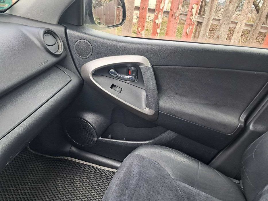 Toyota RAV4 біла