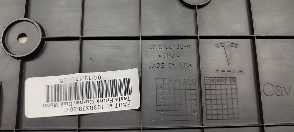 1018100-00-B кронштейн номерного знака Tesla. Подіум