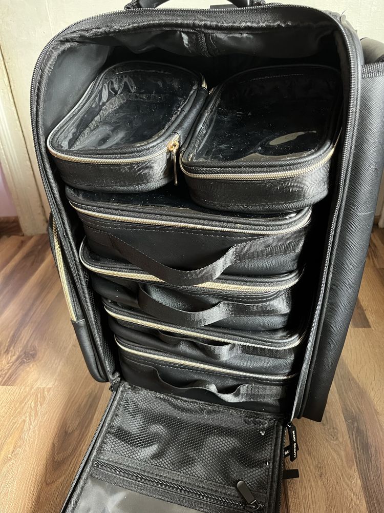 Kufer, walizka kosmetyczna na kółkach Manybeauty