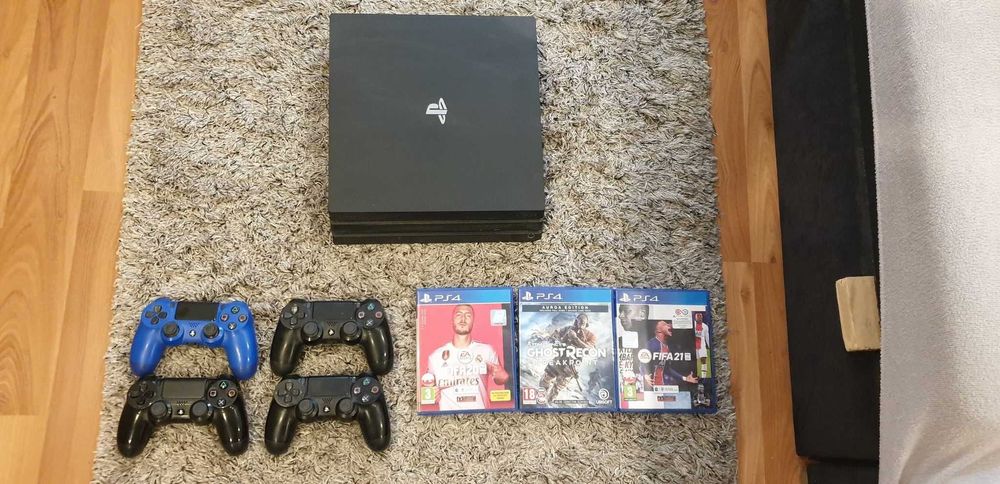 PS4 PRO + 4 pady i 2 gry