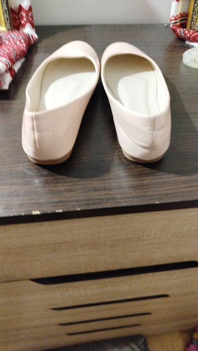 Лакові балетки бежевого кольору