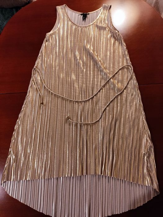 Koktajlowa sukienka w kolorze szampana