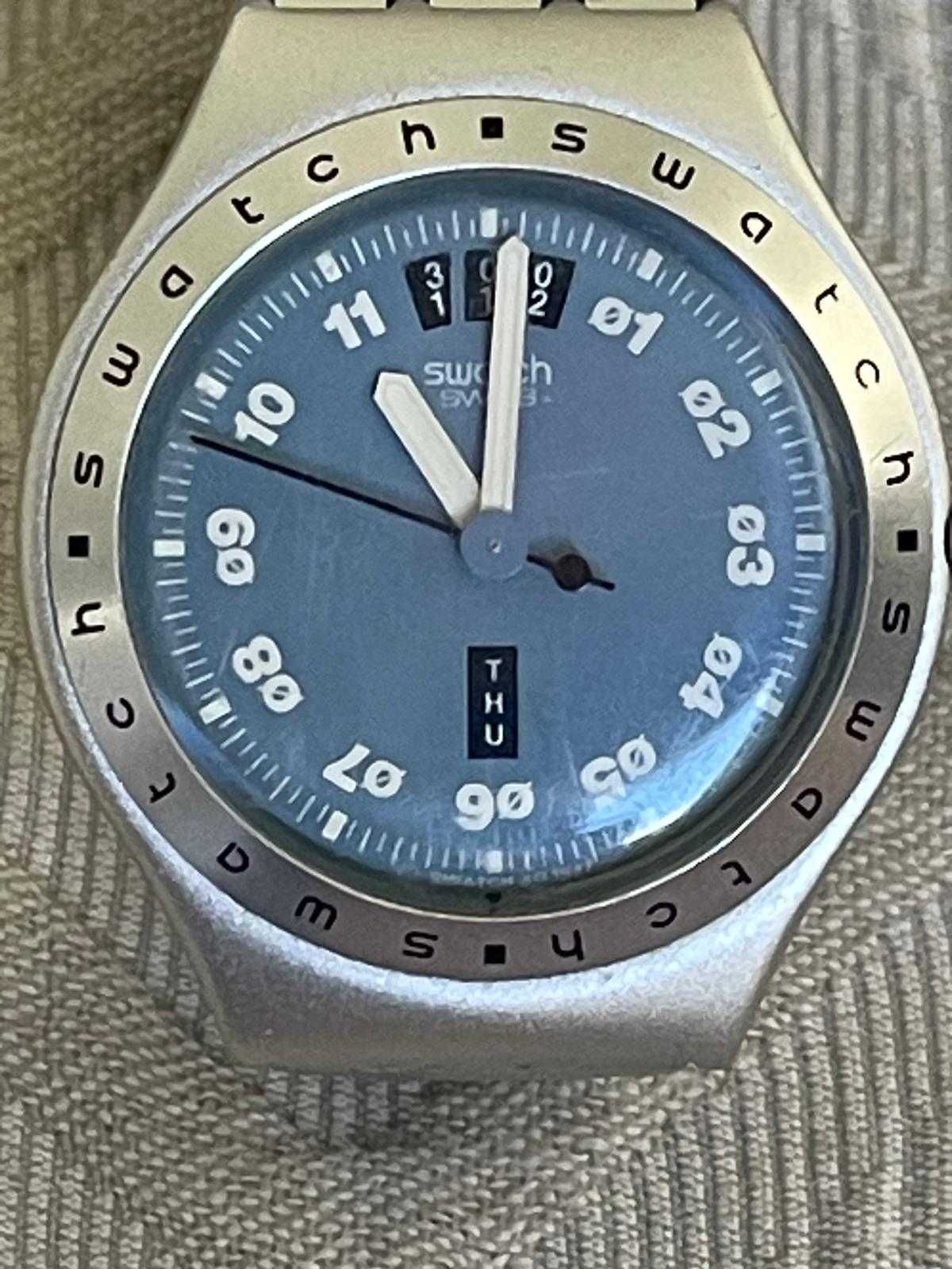 Relógio Swatch com pulseira metálica