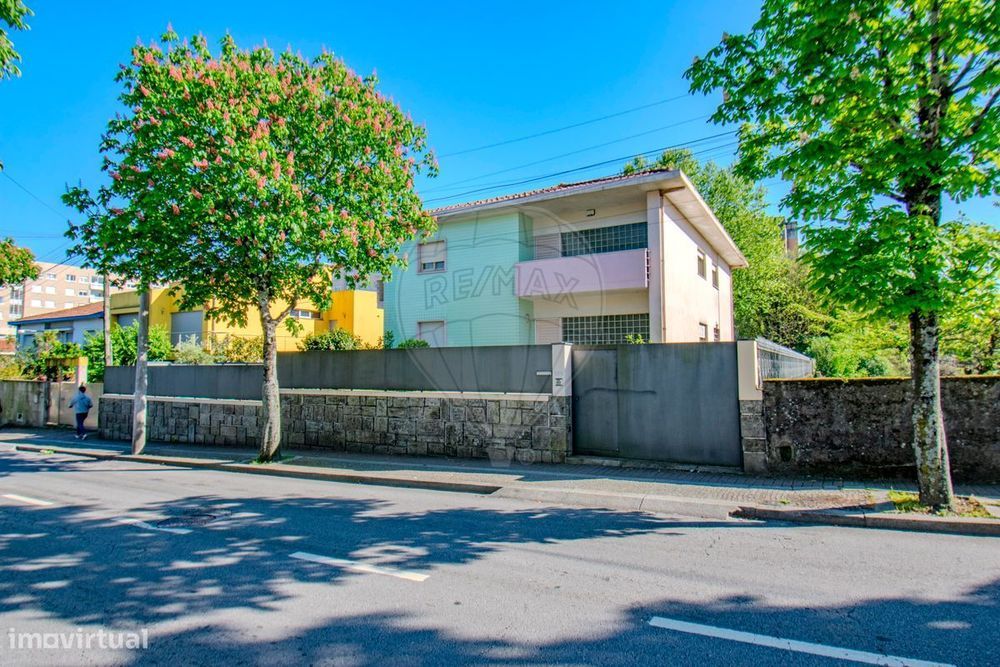 Moradia T8 para venda