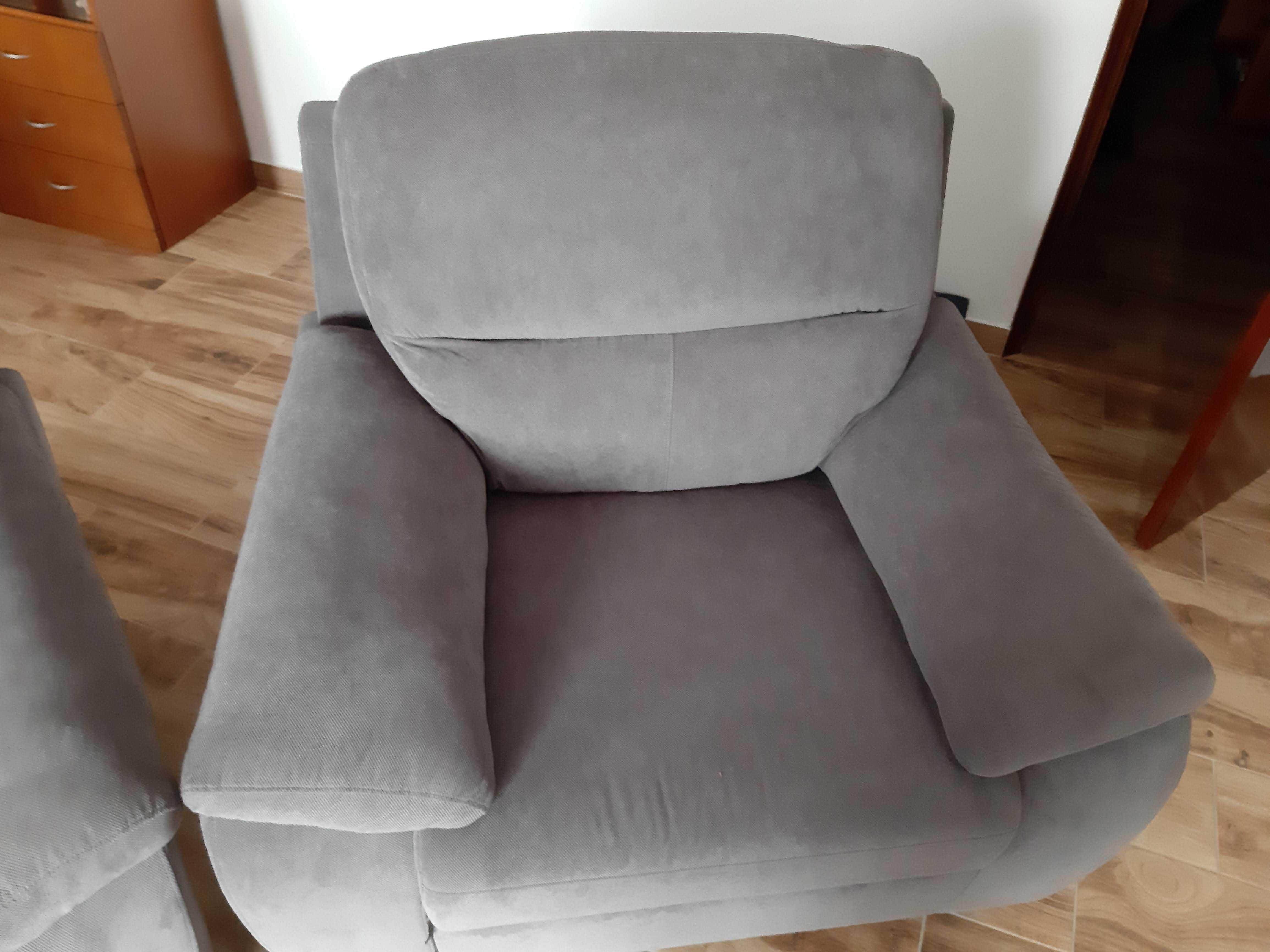 Sofás semi-novos, 1 de 3 lugares e 2 cadeirões
