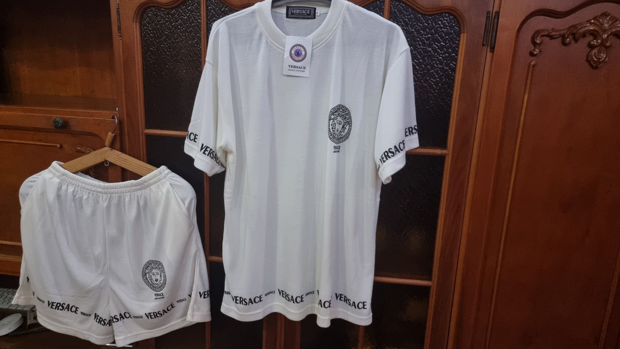 Продам оригинальный летний костюм VERSACE .Сделано в Вьетнаме.