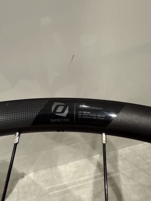 przednie koło Syncros 28” (700C) – tubeless, centerlock, sztywna oś