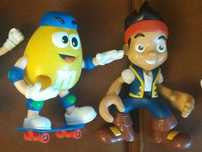 Boneco Jake Pirata da Terra do Nunca da Disney e Boneco M&M