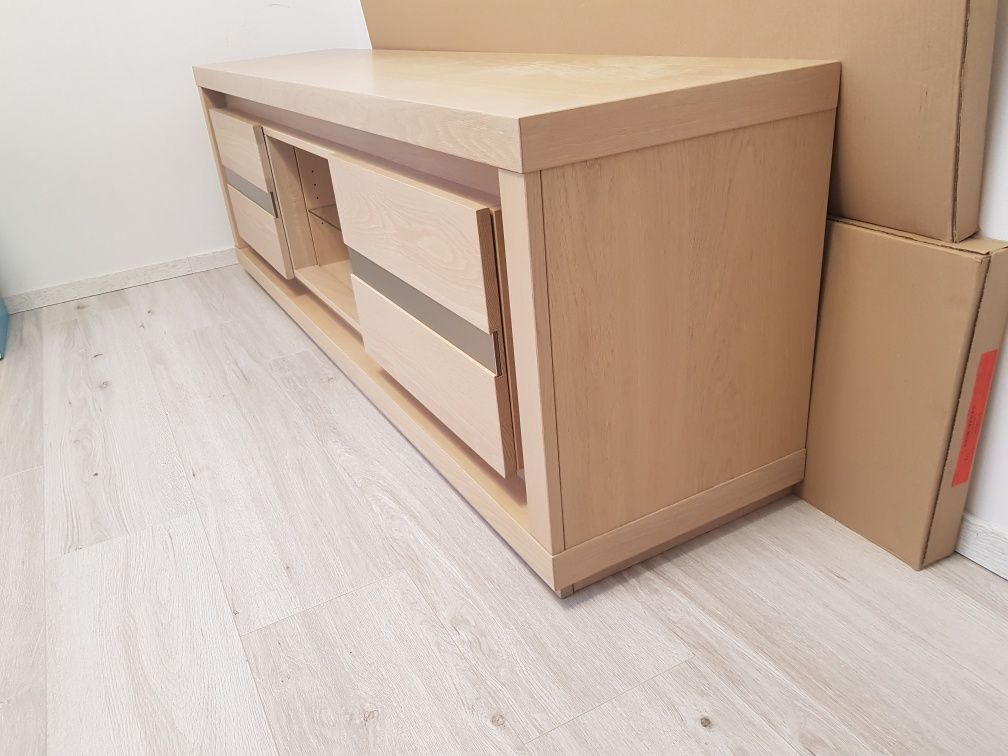 Szafka RTV pod telewizor.