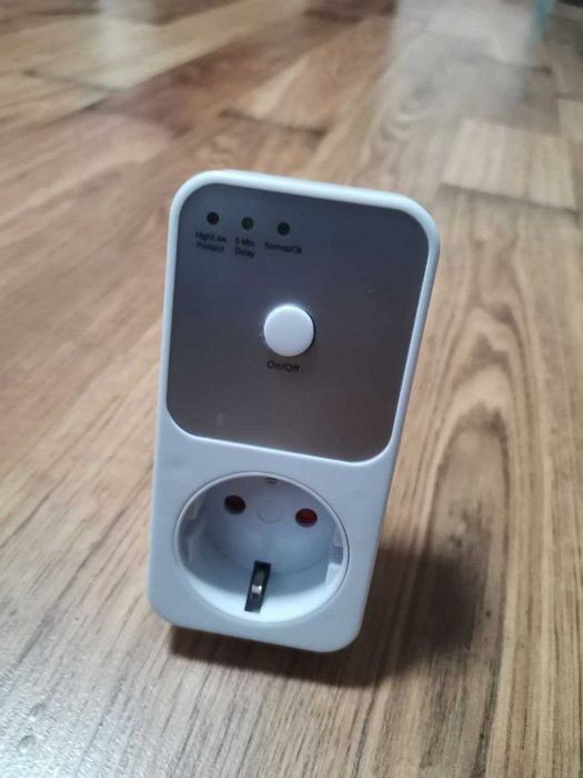 Розетка-запобіжник від стрибків напруги Voltage Protector P01