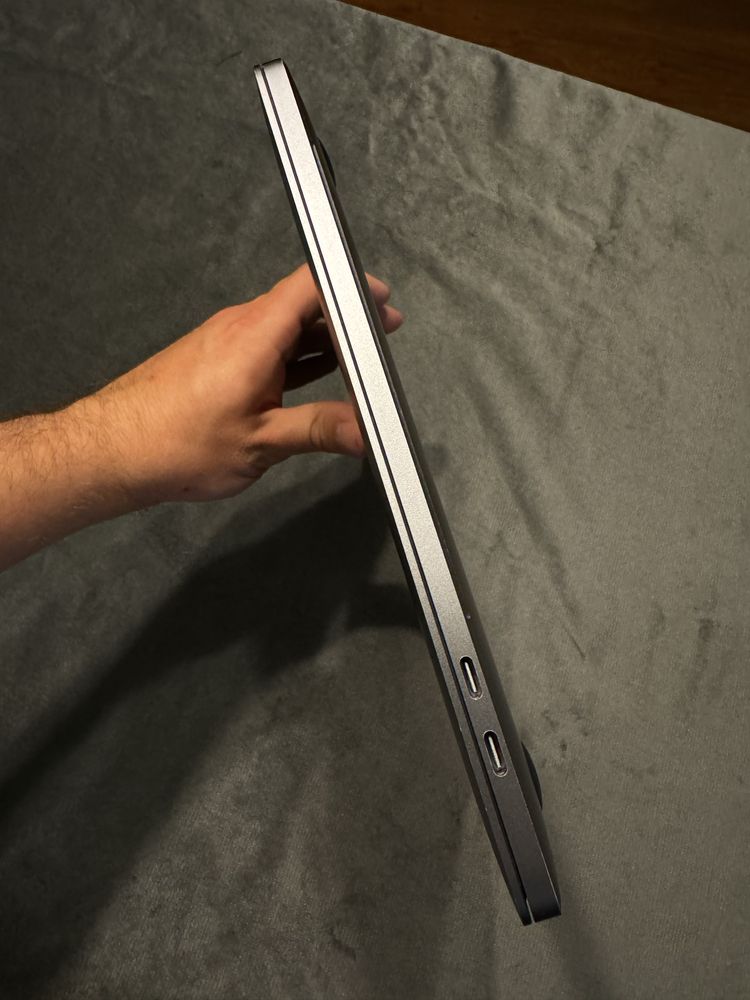 MacBook Pro 13" i5/8GB/256GB SSD 4x Thunderbolt 3, bateria 84 cykle
