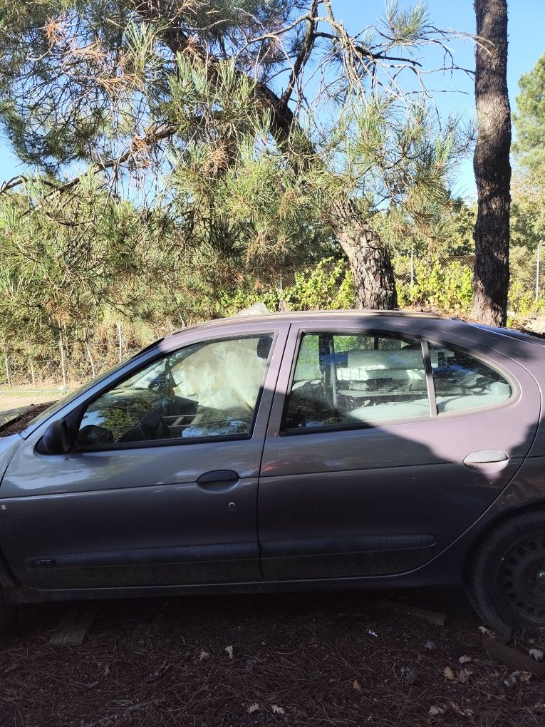 Vendo Peças de Renault Megane ano 2000