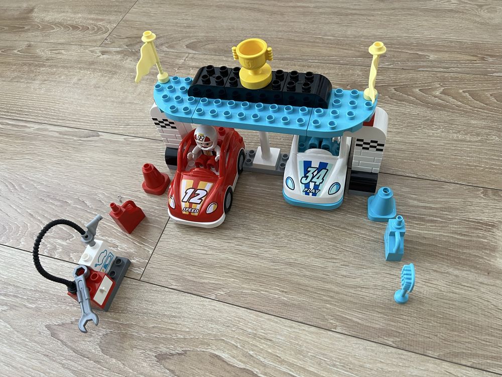 Lego Duplo nr 10947 „Samochody wyścigowe”