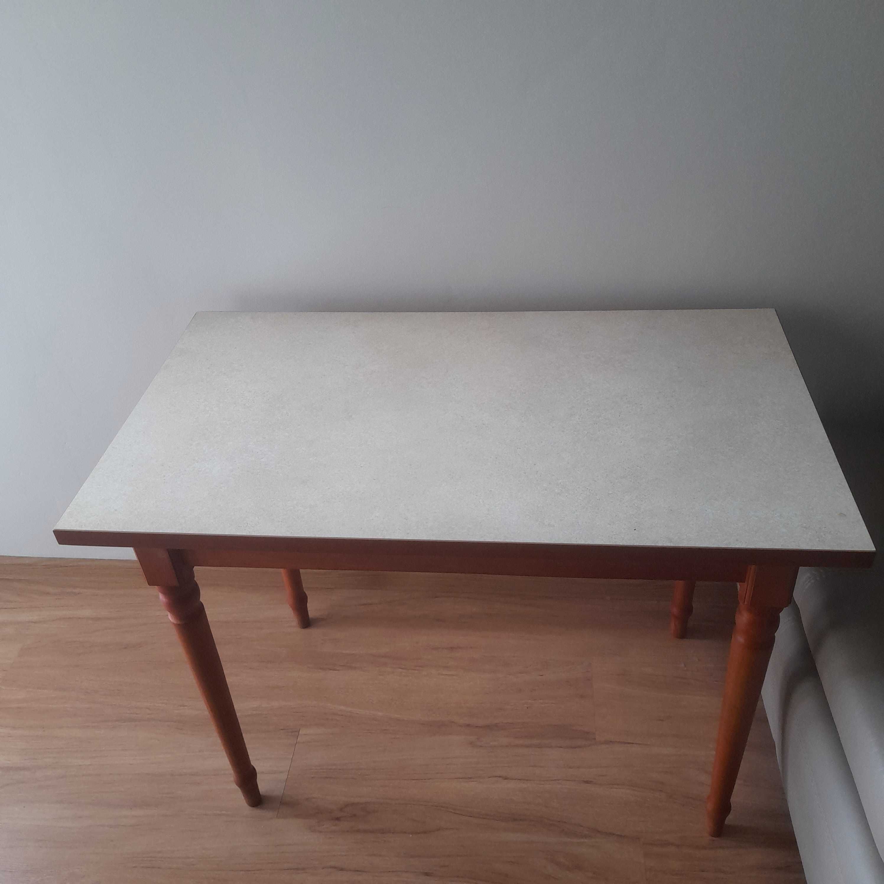 Stół kuchenny z nogami drewnianymi