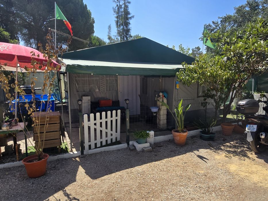 Alvéolo com caravana em parque de campismo