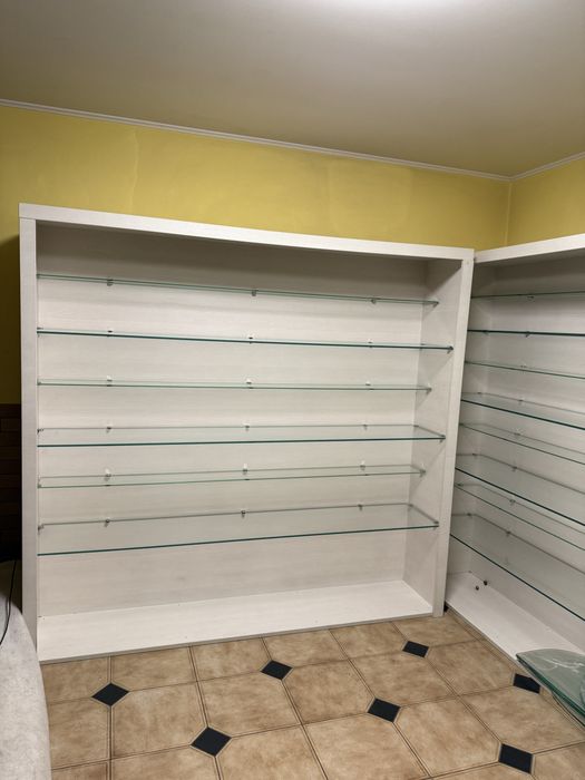 Продаються два стелажі з скляними прлицями