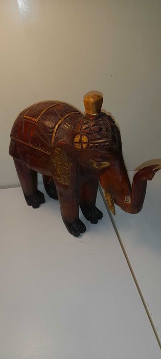 Słoń drewniany ręcznie wykonany .