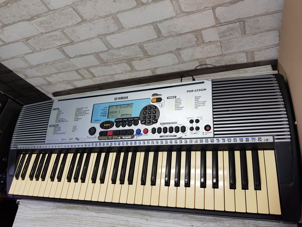 Синтезатор Yamaha PSR-225  динамічна клавіатура б/у з Німеччини