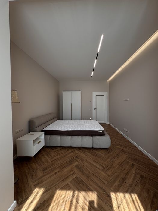 Продається сучасна, велика, нова 2-х кімнатга квартира.