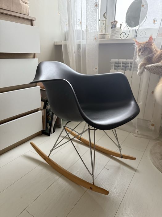 Krzeselko czarne bujane fotel plastikowy