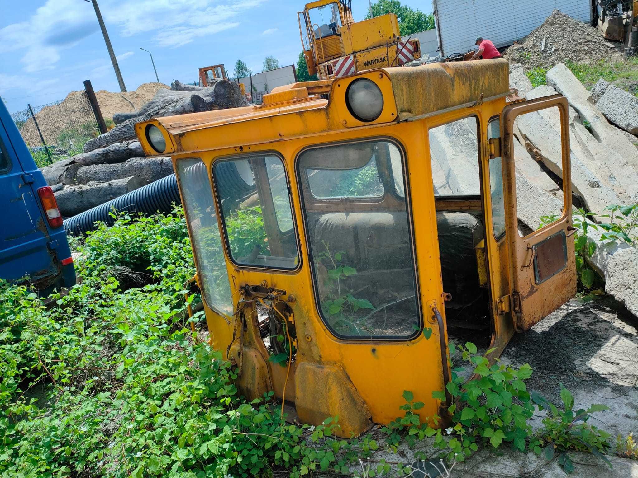 Kabina staliniec T130 , części do spycharki ; spychacz