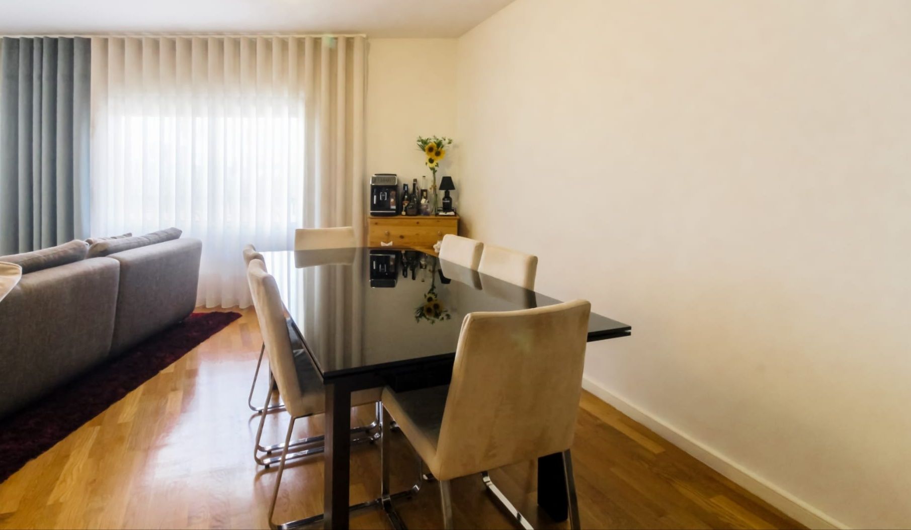 Mesa em vidro temperado+ conjunto de 8 cadeiras