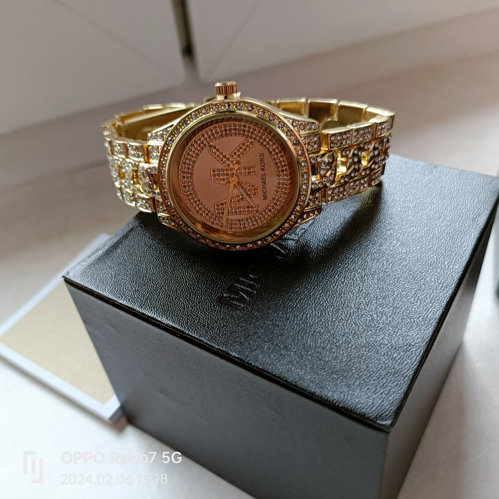 Zegarek Michael Kors z kryształkami Swarovski