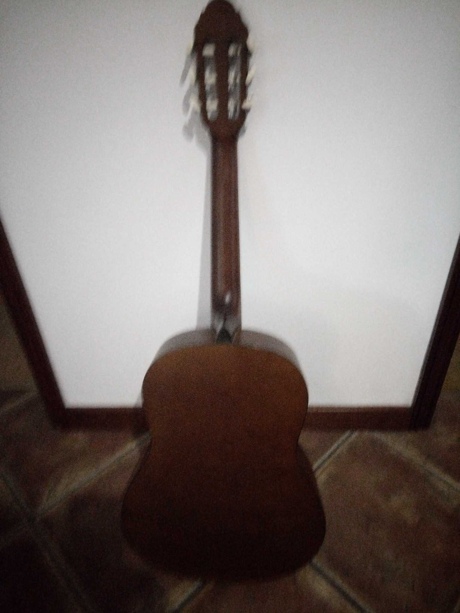 Guitarra clássica,de cor castanha.