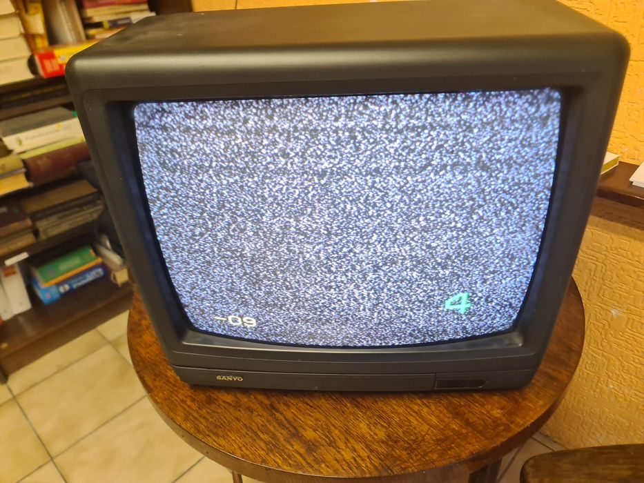 Telewizor Sanyo starego typu 20 cali