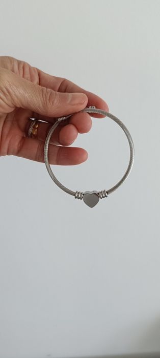 Pulseira prateada com coração, Novo