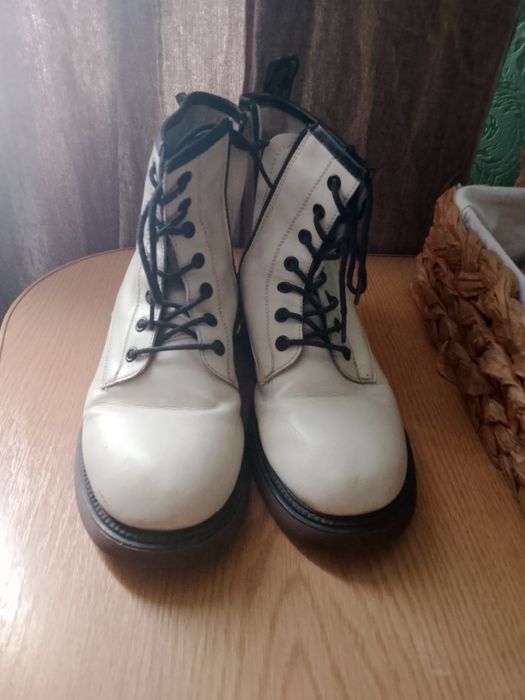 Продам женские ботинки