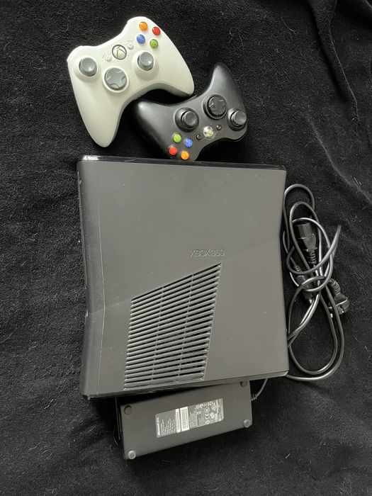 Konsola Xbox 360 RGH 3.0 250GB, 2x kontrolery, zasilacz, 50 gier