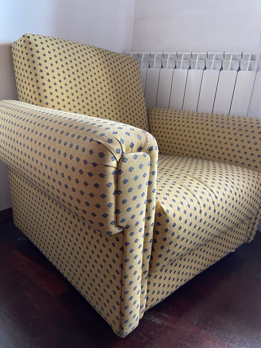 Poltrona/sofá amarelo torrado com padrão
