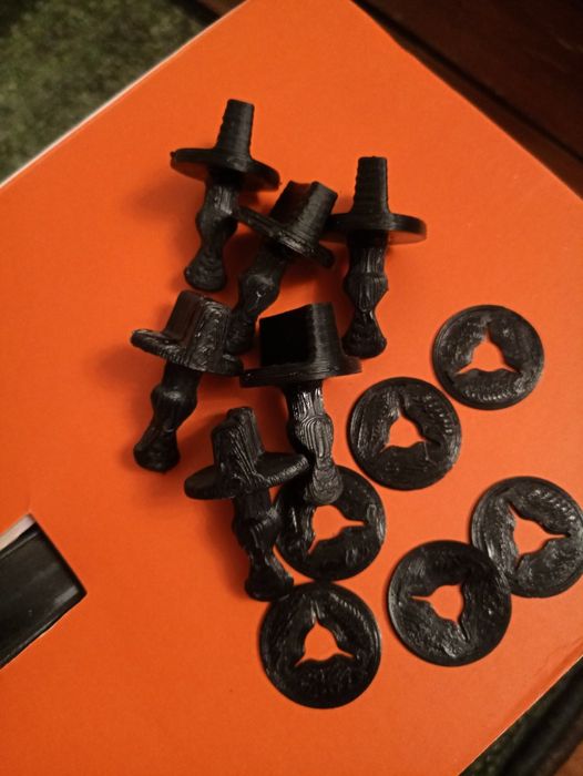 Мерседес W140.Защёлки подкапотного пластика.