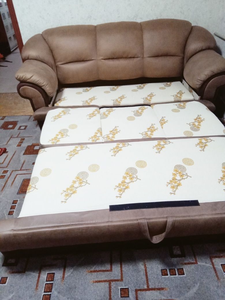Продам.Диван с креслами