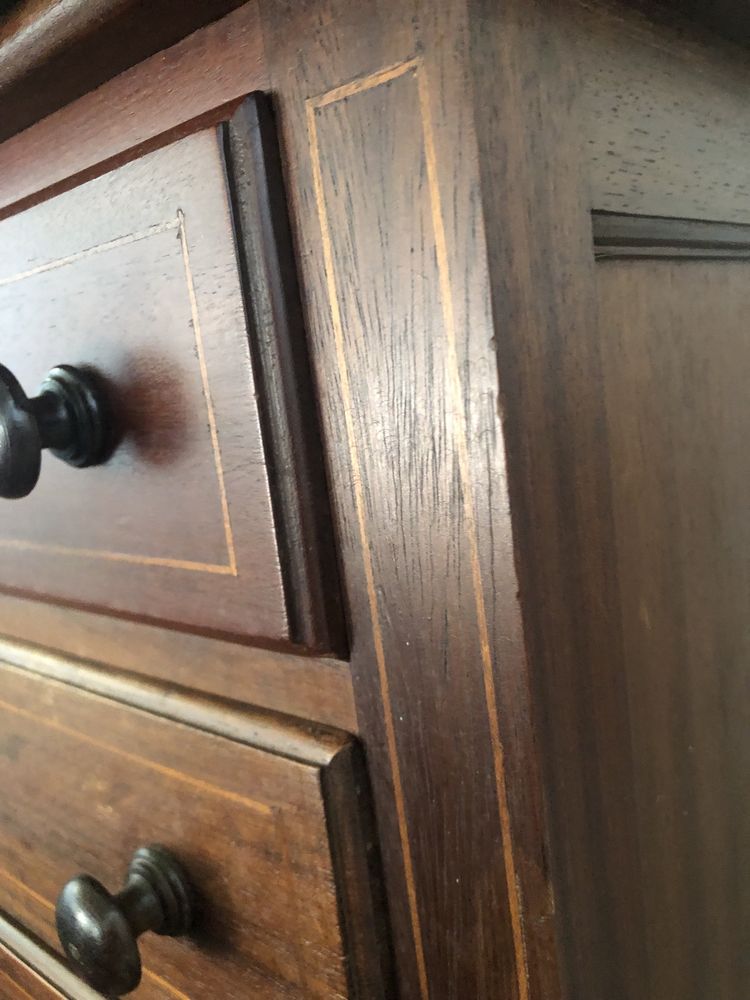 Mini comoda em mogno com 5 gavetas em bom estado , para desocupar