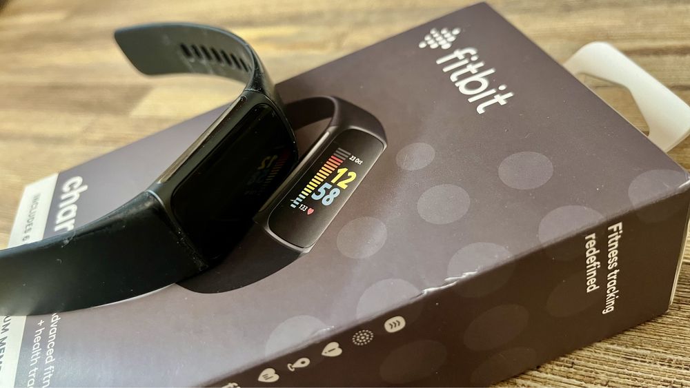 Smartwatch Fitbit CHARGE 5, komplet jak nowy