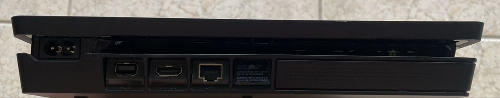 PS4 Slim (1 TB) + 2 comandos + 5 Jogos
