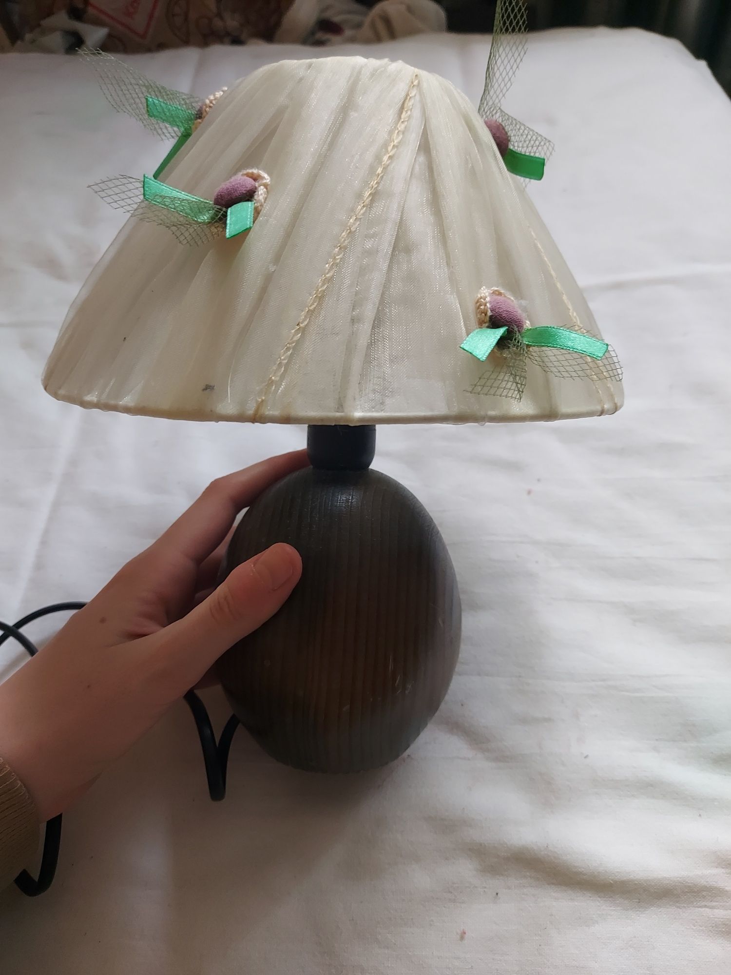 Ozdobna lampa stojąca drewniana