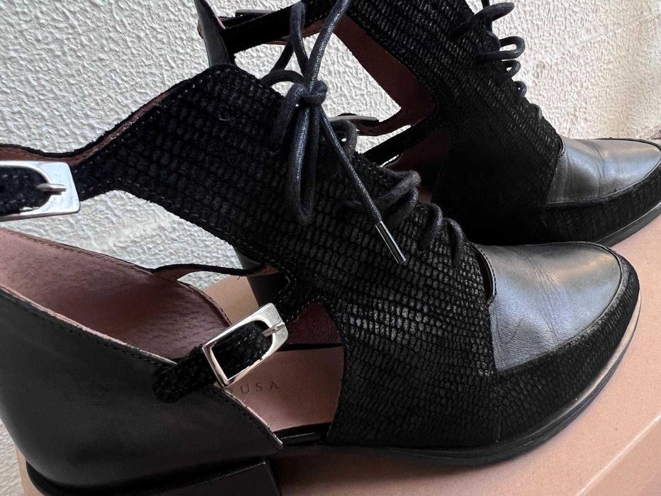 Sapatos pretos estilo grunge anos 90 Filipe Sousa