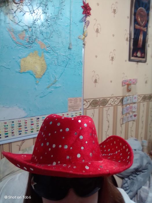 Продам 2 червоні шляпи